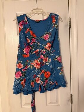 TORRID Blue Floral V-Neck Sleeveless Peplum Top